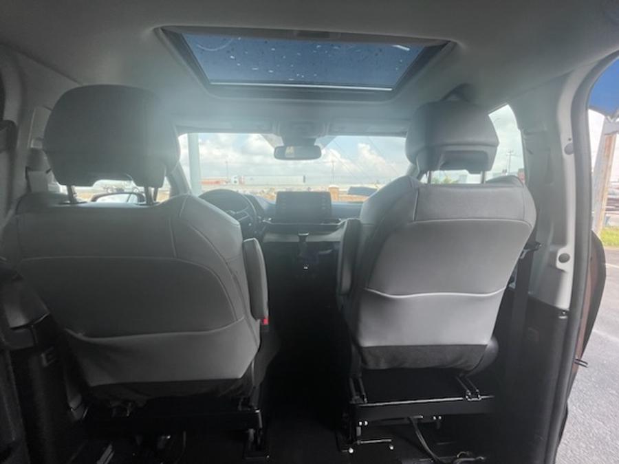 Orange Toyota Sienna image number 4