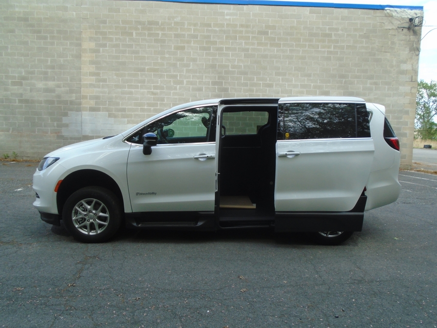 White Chrysler Voyager image number 5