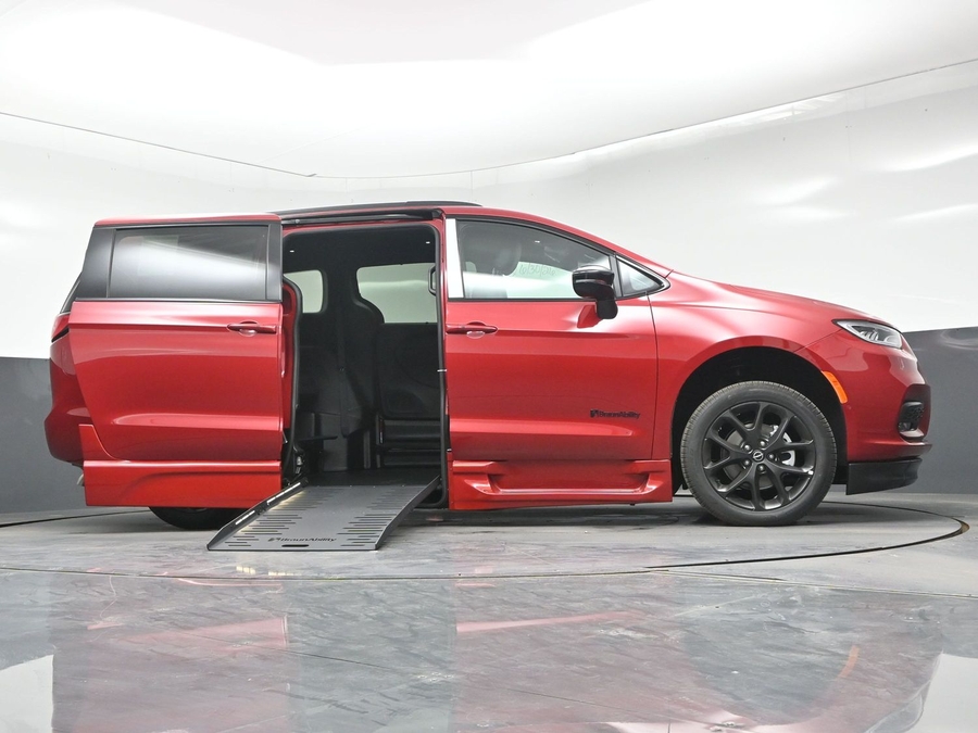 Red Chrysler Pacifica image number 16