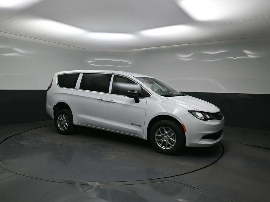 White Chrysler Voyager image number 21