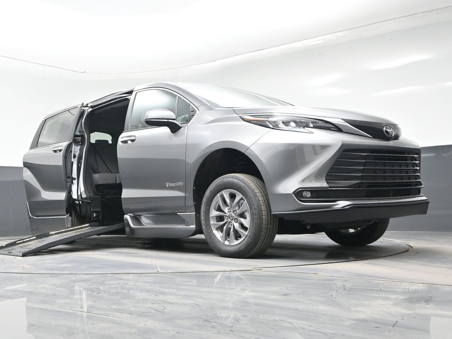 Grey Toyota Sienna image number 15