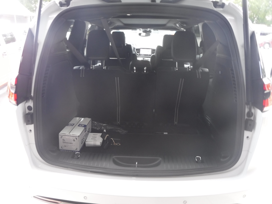 White Chrysler Pacifica image number 16