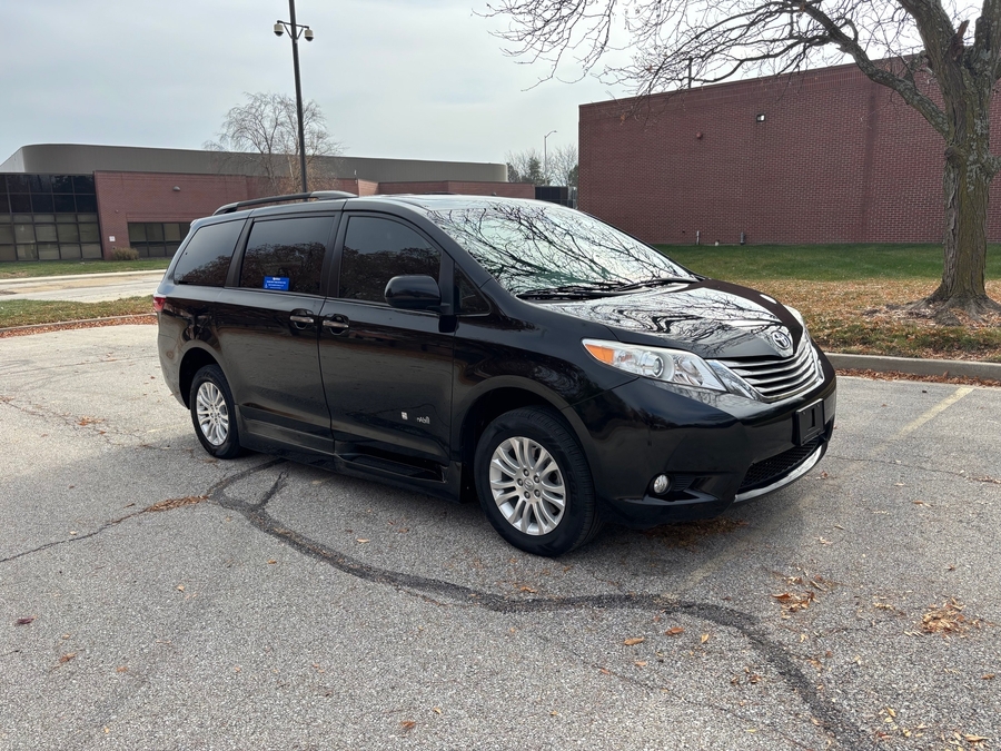 Used 2017 Toyota Sienna XLE Base - BraunAbility Side Entry Entry Fold Out Automatic Ramp
