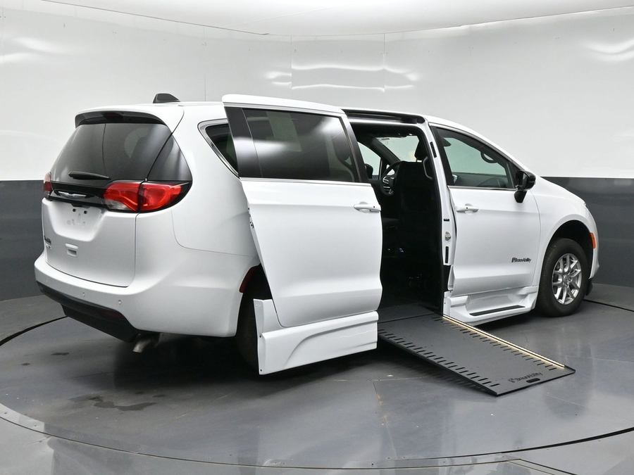 White Chrysler Voyager image number 6