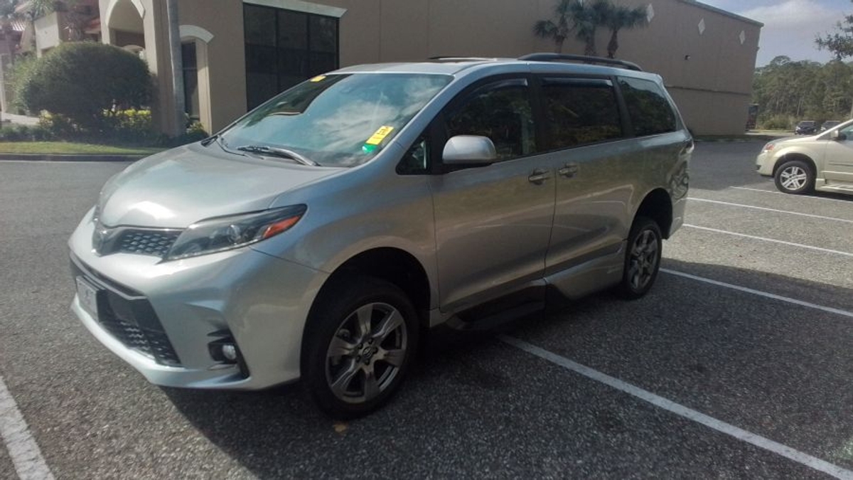 Silver Toyota Sienna image number 12