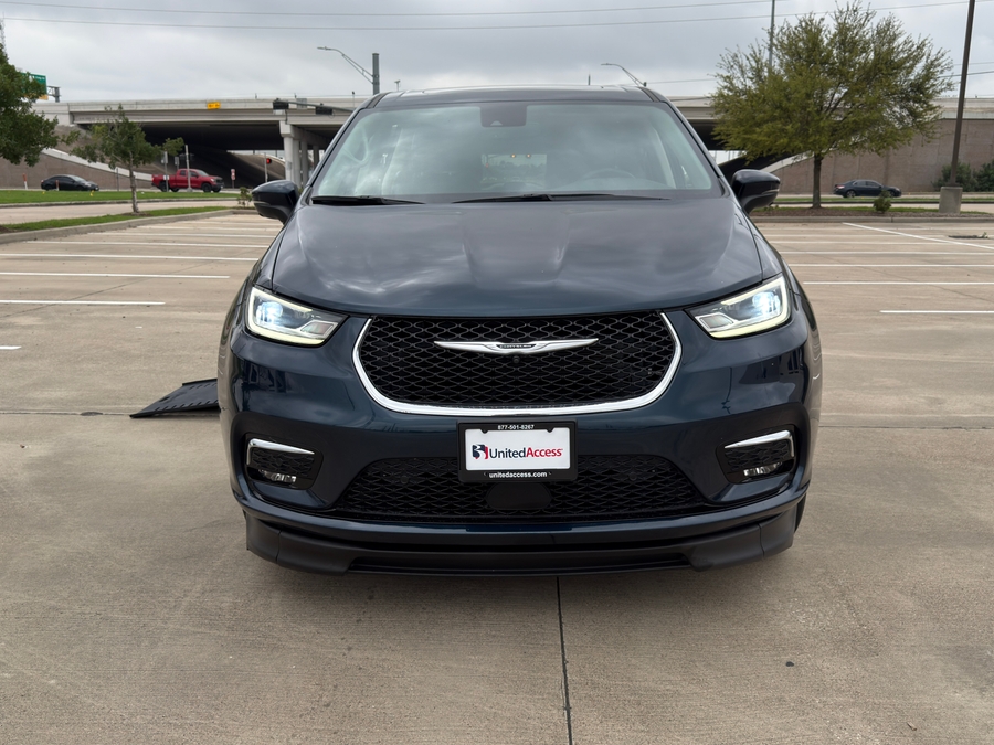 Used 2023 Chrysler Pacifica Touring L Plus - BraunAbility Side Entry Entry In Floor Automatic Ramp