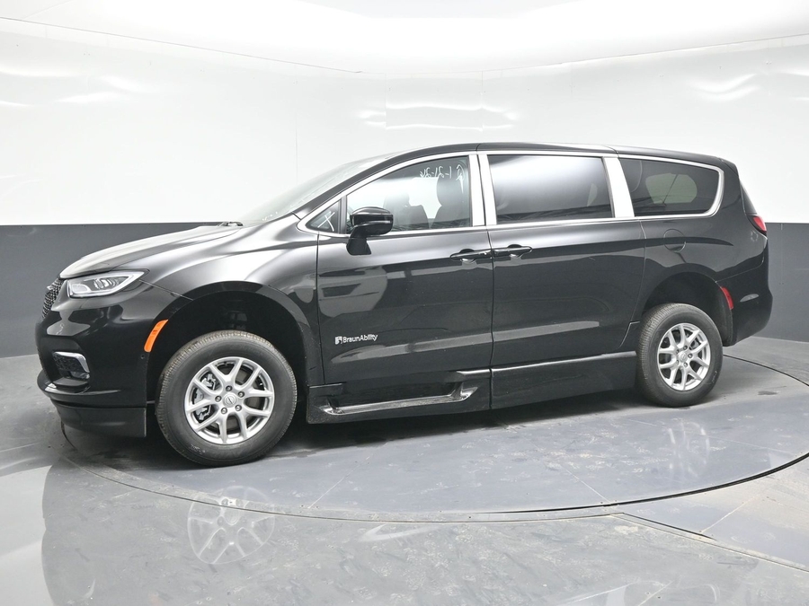 Black Chrysler Pacifica with Side Entry Automatic In Floor ramp