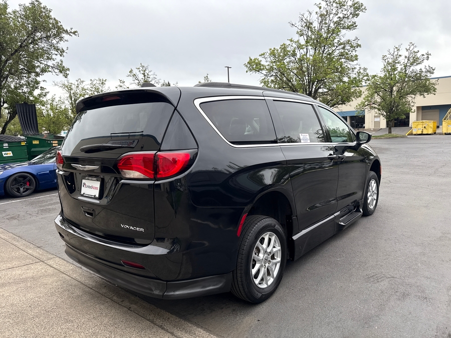 Used 2021 Chrysler Voyager LXi - BraunAbility Side Entry Entry Fold Out Automatic Ramp