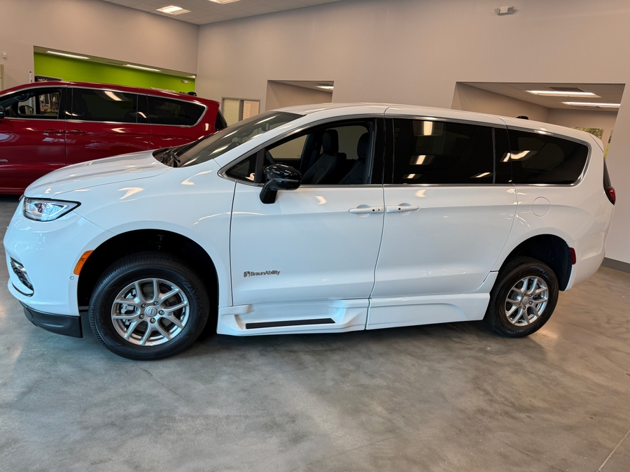 White Chrysler Pacifica image number 5