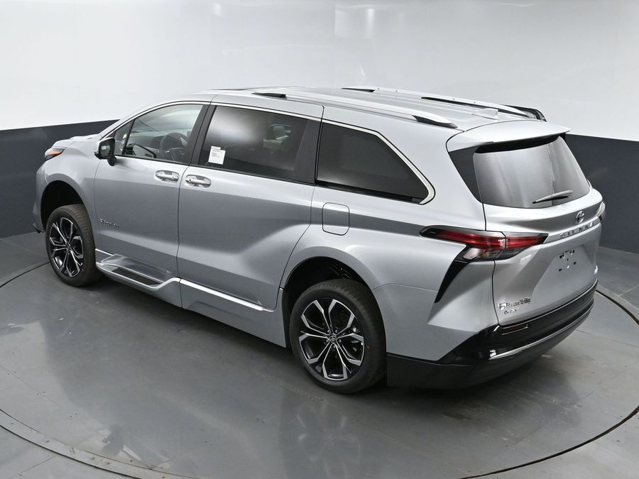 New 2025 Toyota Sienna Hybrid Platinum - BraunAbility Side Entry Entry Fold Out Automatic Ramp