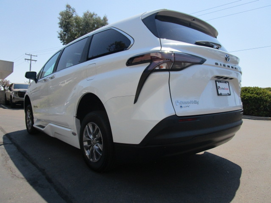 New 2025 Toyota Sienna Hybrid XLE Base - BraunAbility Side Entry Entry Fold Out Automatic Ramp