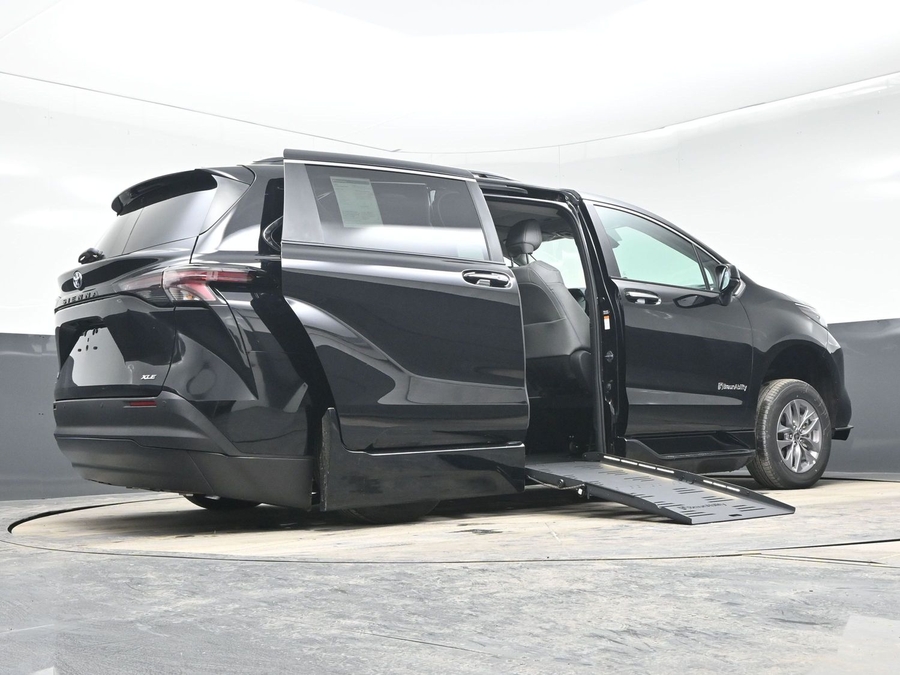 Black Toyota Sienna image number 21