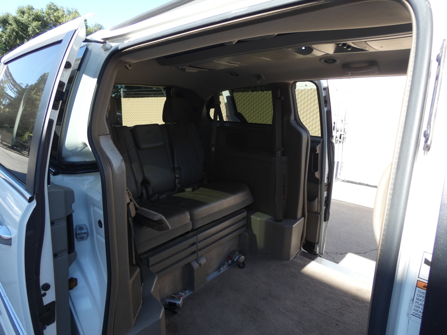  Chrysler Town and Country image number 8