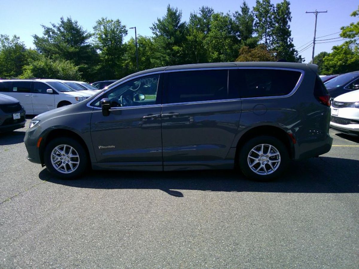 Grey Chrysler Pacifica image number 5