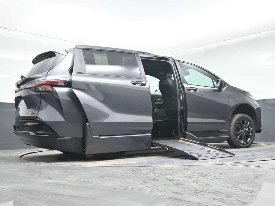 Grey Toyota Sienna image number 21