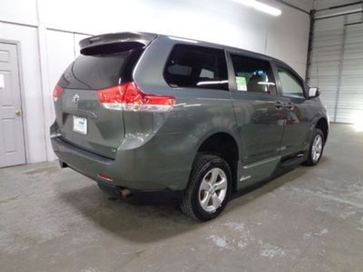 2014 TOYOTA SIENNA - Image 13