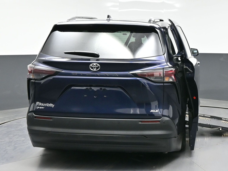 New 2026 Toyota Sienna Hybrid XLE Base - BraunAbility Side Entry Entry Fold Out Automatic Ramp