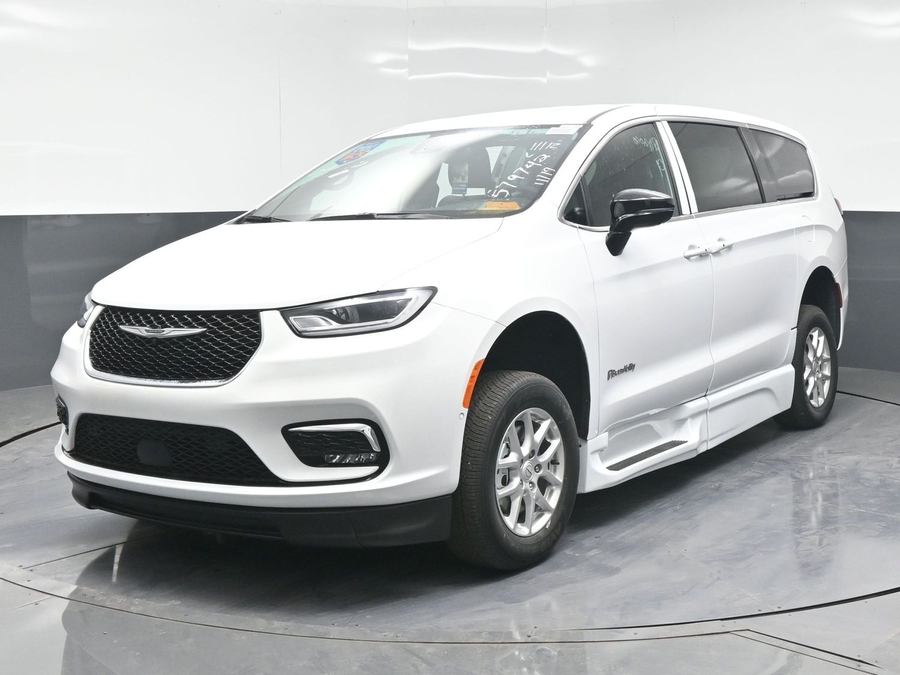 New 2025 Chrysler Pacifica Select Safety - BraunAbility Side Entry Entry Fold Out Automatic Ramp