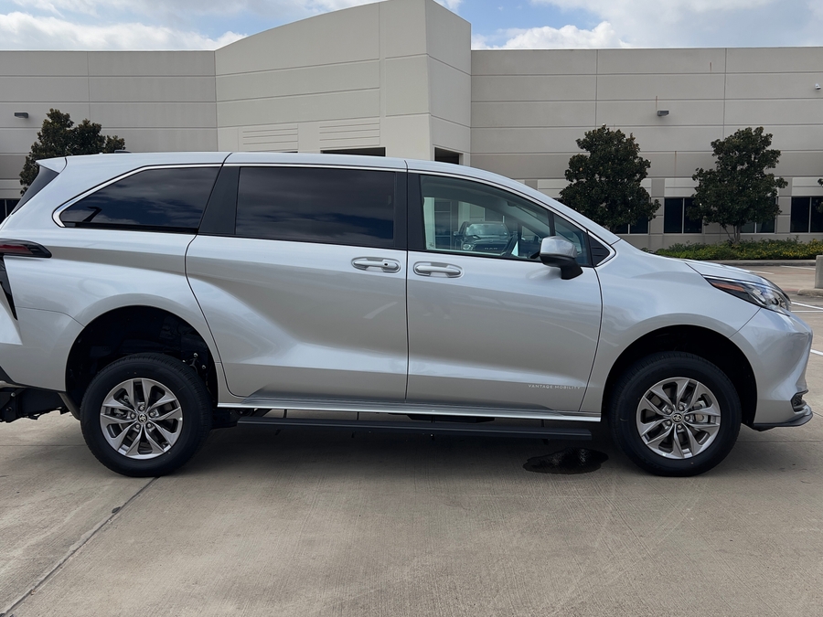 New 2025 Toyota Sienna Hybrid LE - Vantage Mobility Commercial Rear Entry Entry Fold Out Manual Ramp