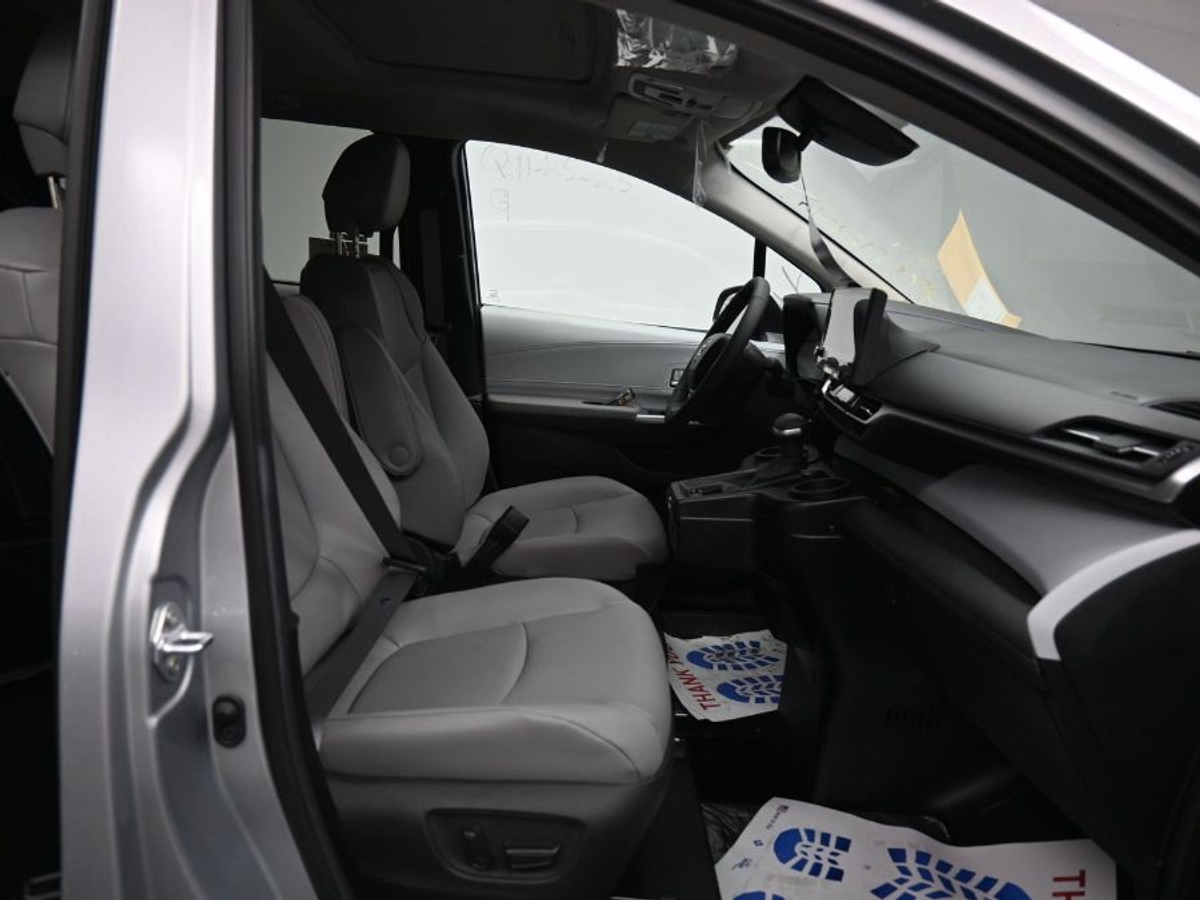2025 TOYOTA SIENNA - Image 4
