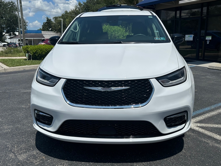 White Chrysler Pacifica image number 3