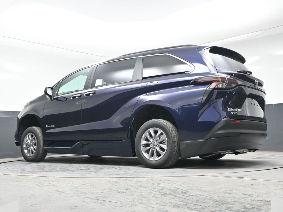 New 2026 Toyota Sienna Hybrid XLE Plus - BraunAbility Side Entry Entry Fold Out Automatic Ramp