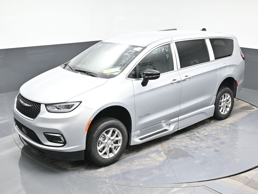 Silver Chrysler Pacifica image number 17