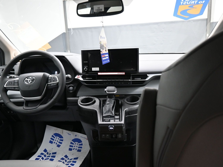 Grey Toyota Sienna image number 12