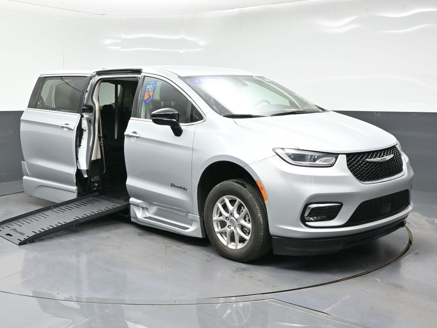 Silver Chrysler Pacifica image number 20