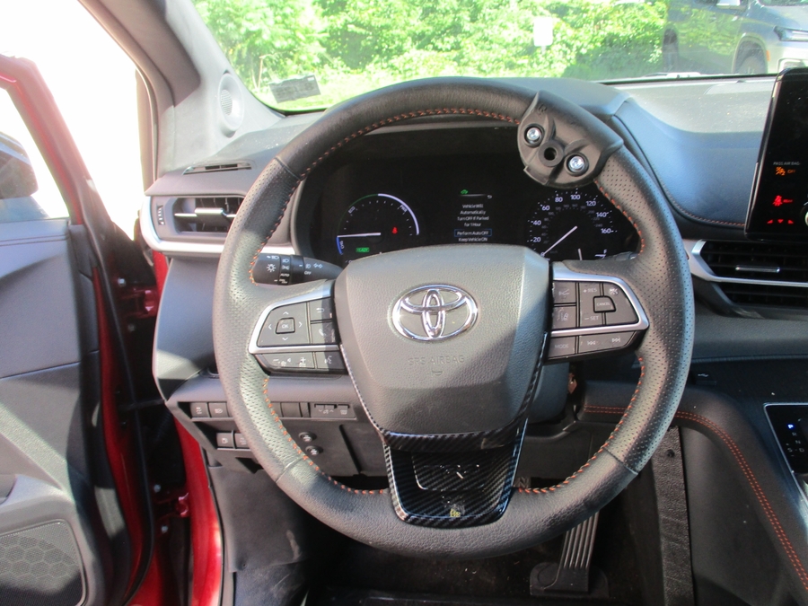Red Toyota Sienna image number 7