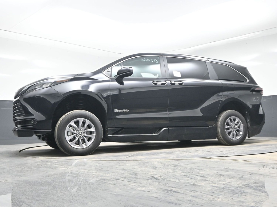 Black Toyota Sienna image number 18