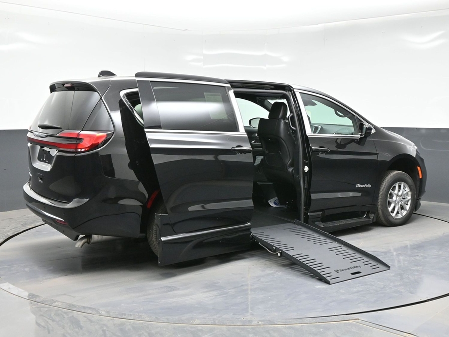 Black Chrysler Pacifica image number 3