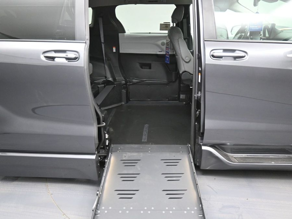 2025 TOYOTA SIENNA - Image 17
