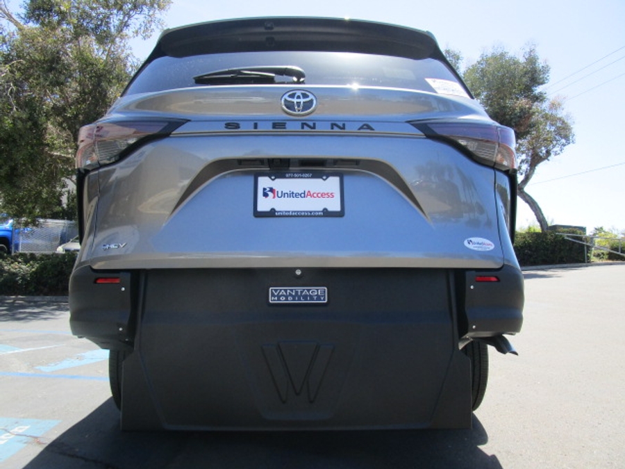 New 2026 Toyota Sienna Hybrid LE - Vantage Mobility Commercial Rear Entry Entry Fold Out Manual Ramp