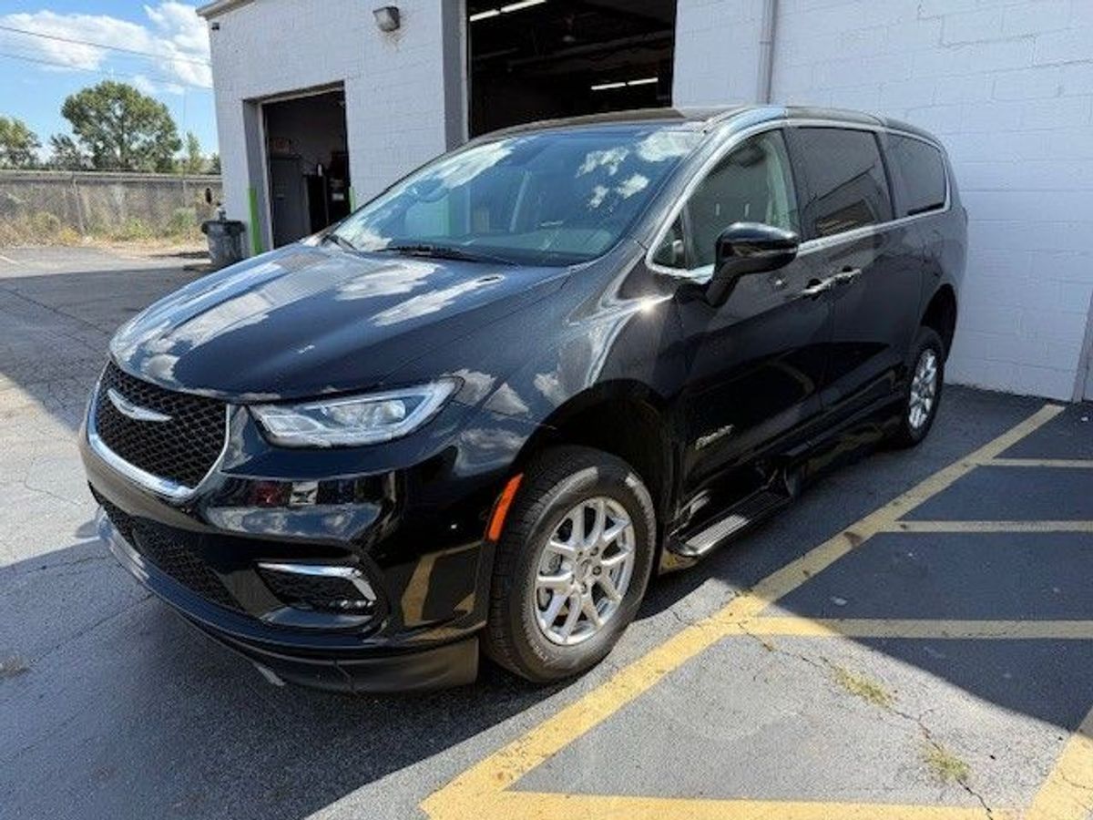 2023 CHRYSLER PACIFICA - Image 2