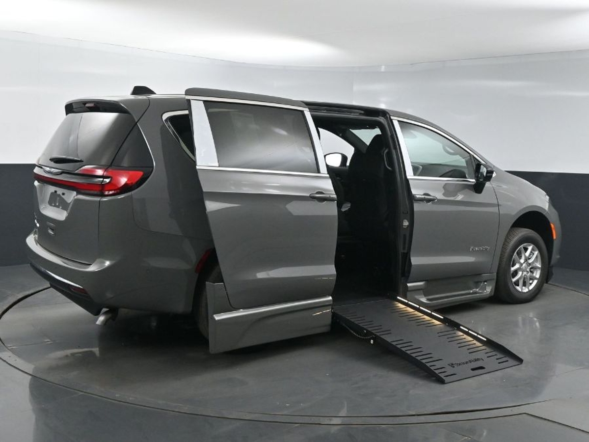 Grey Chrysler Pacifica image number 5