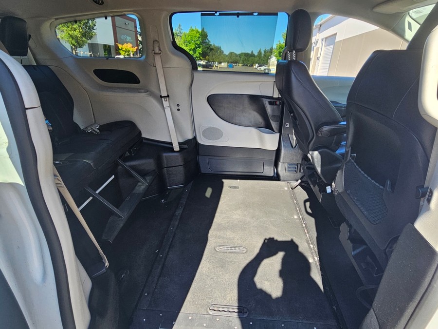White Chrysler Pacifica image number 9