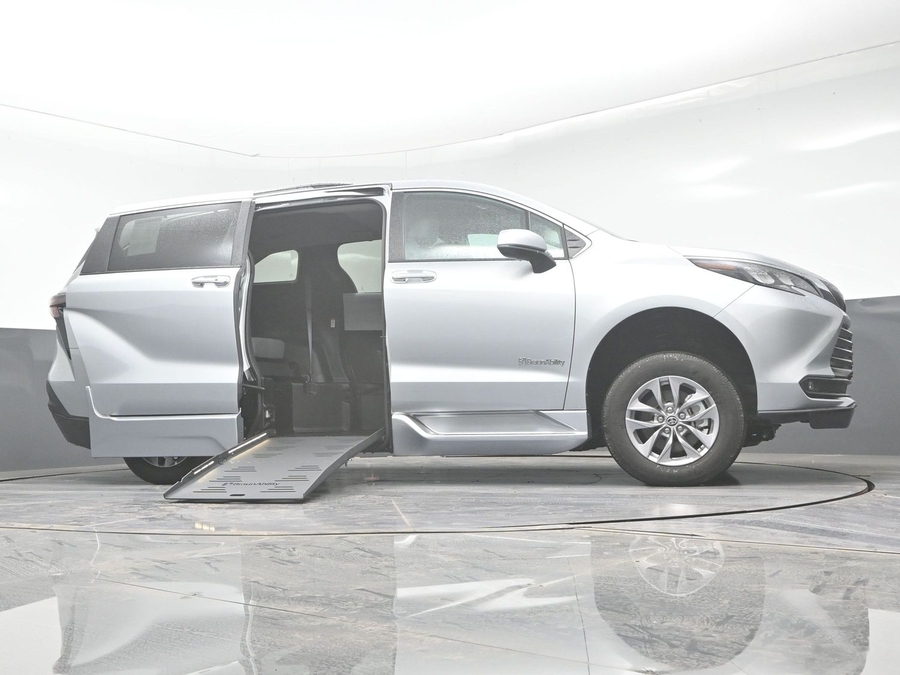 New 2025 Toyota Sienna Hybrid XLE Plus - BraunAbility Side Entry Entry Fold Out Automatic Ramp