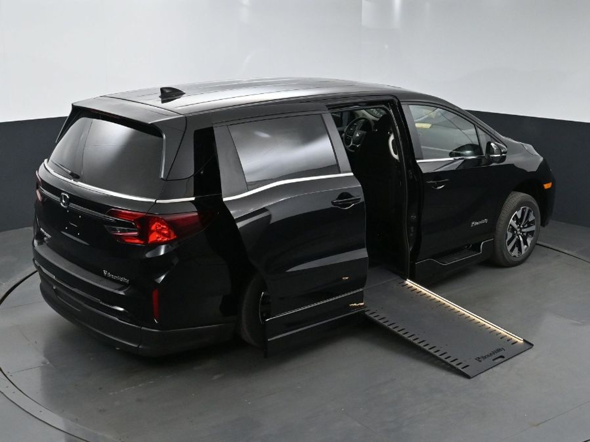 Black Honda Odyssey image number 15