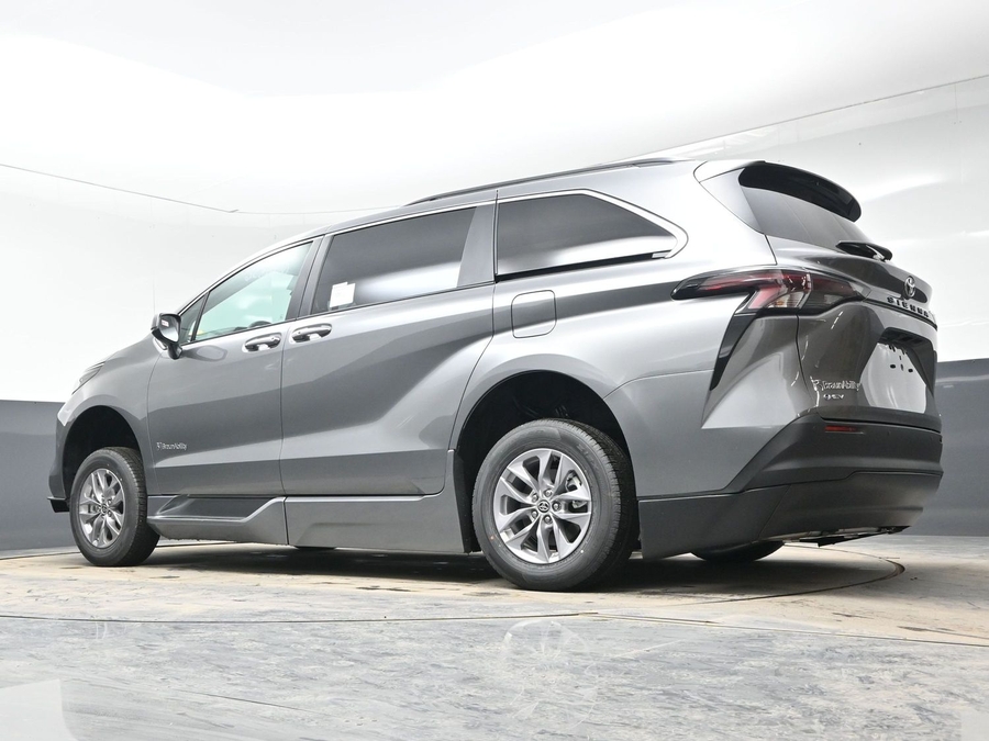 New 2026 Toyota Sienna Hybrid XLE Base - BraunAbility Side Entry Entry Fold Out Automatic Ramp