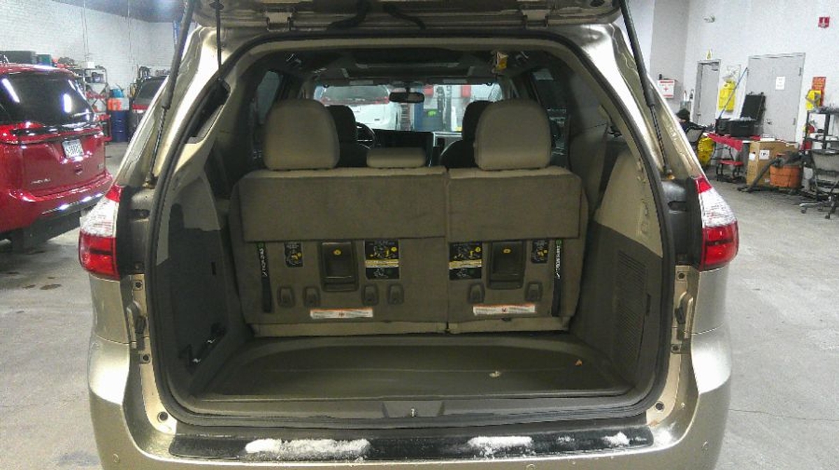 2015 TOYOTA SIENNA - Image 8