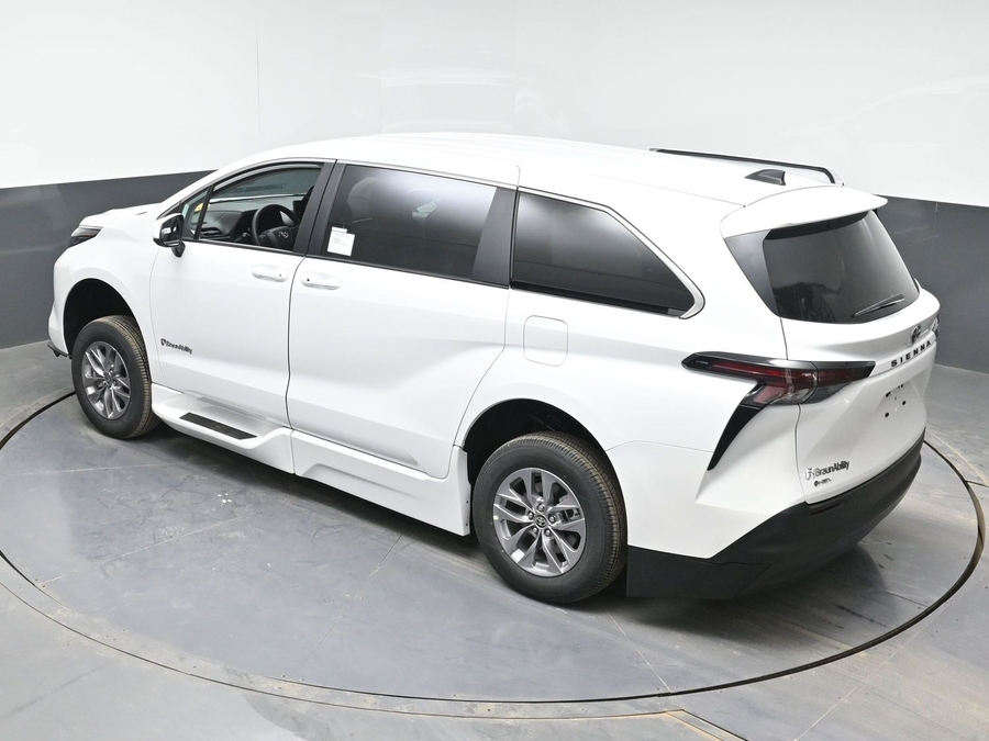 New 2026 Toyota Sienna Hybrid LE - BraunAbility Side Entry Entry Fold Out Automatic Ramp