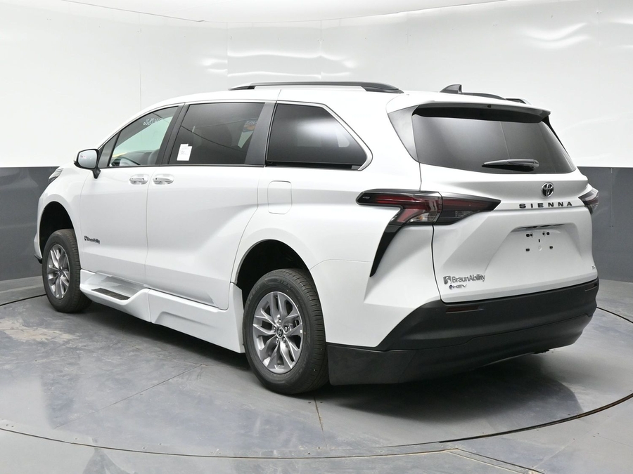 White Toyota Sienna image number 4