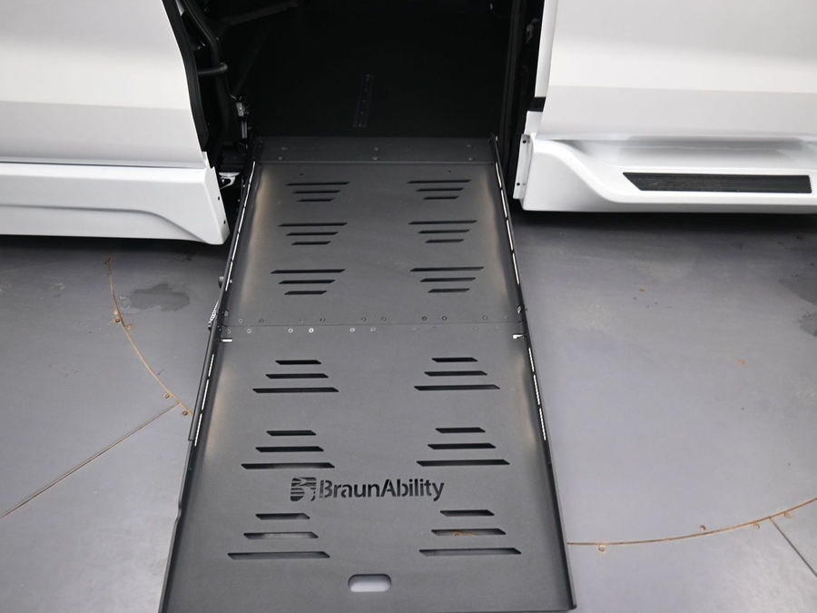 New 2026 Toyota Sienna Hybrid XLE Base - BraunAbility Side Entry Fold Out Automatic Ramp