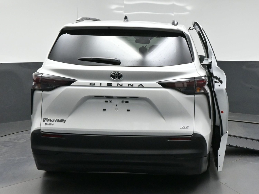 White Toyota Sienna image number 12