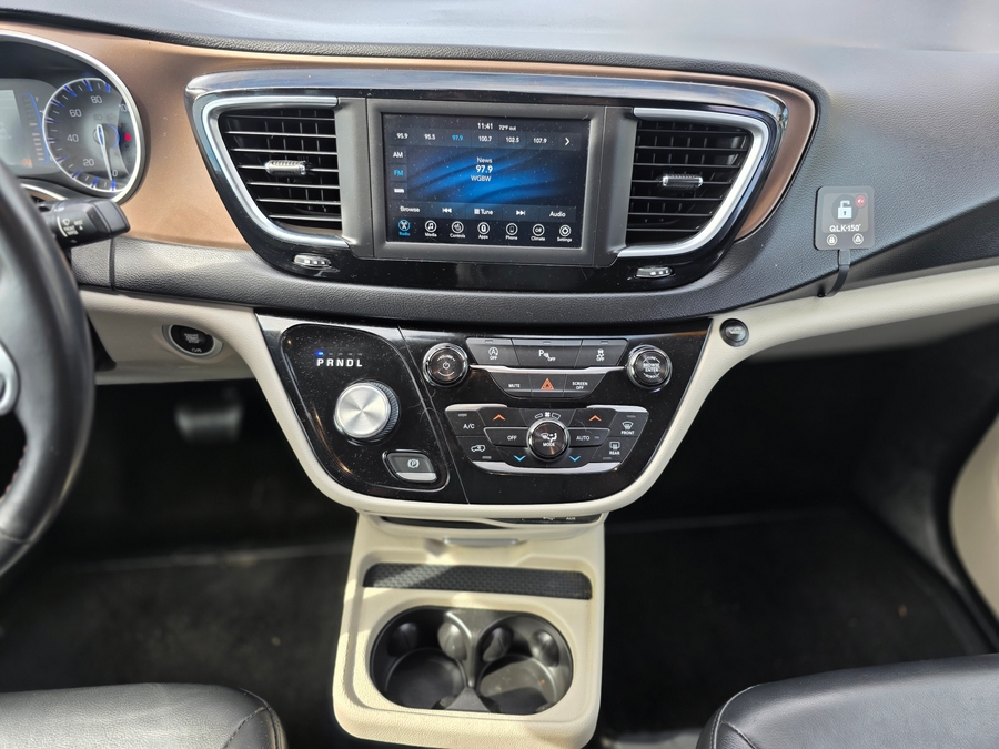 Silver Chrysler Pacifica image number 11