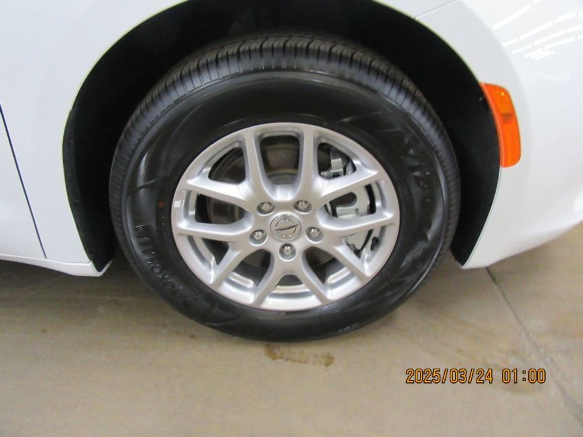 White Chrysler Voyager image number 17