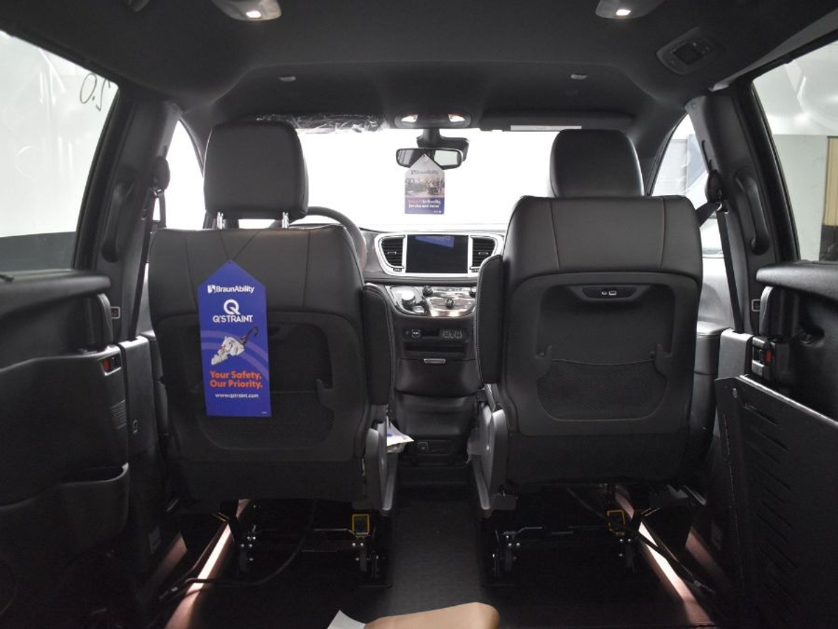 Black Chrysler Pacifica image number 14