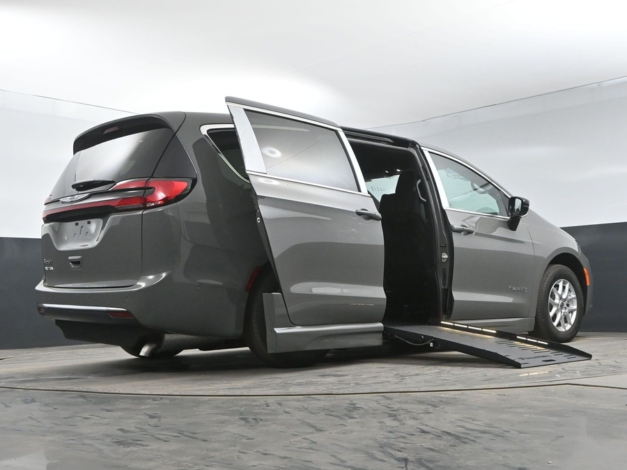 New 2025 Chrysler Pacifica Select Safety - BraunAbility Side Entry Entry Fold Out Automatic Ramp