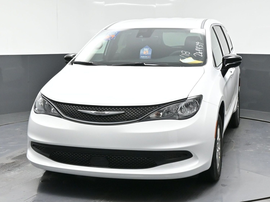 White Chrysler Voyager image number 4